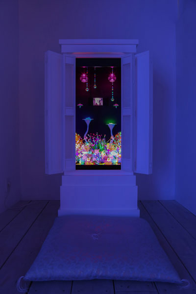Rieko Akatsuka,T(here), 2015, mixed media, UV
                light, 135x60x60